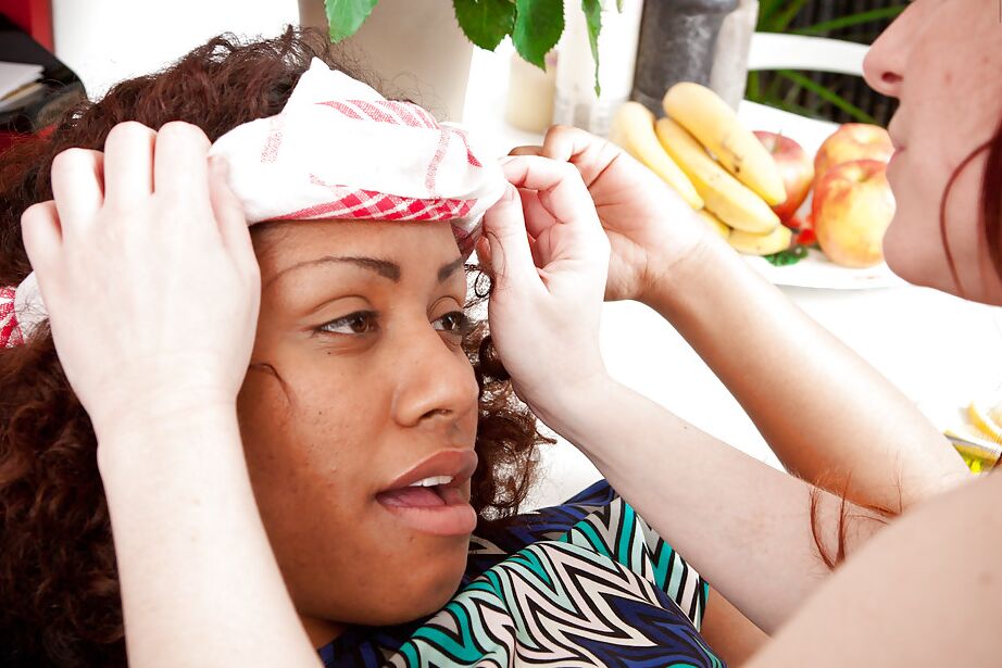 16P Black lesbian Nayomi is blindfolded by white lesbian Annabelle Lee