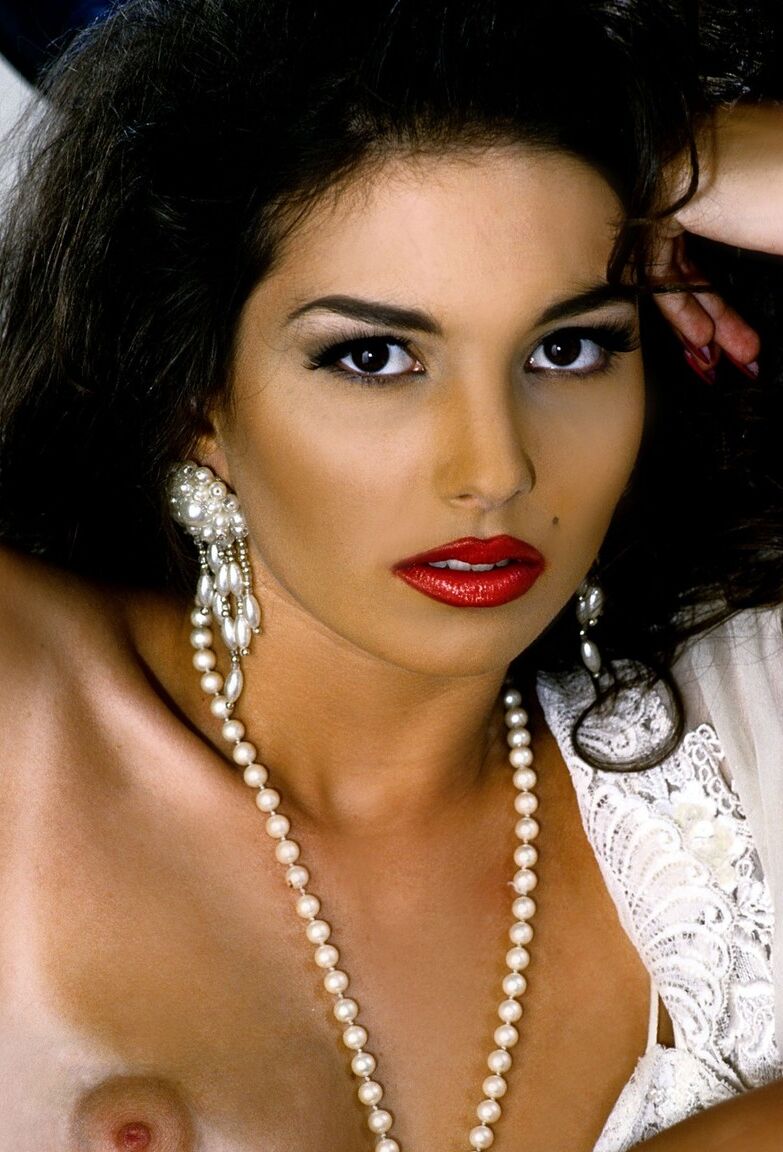 16P Sabrina Wes, une vintage aux cheveux noirs, taquine sa chatte taillée et ses seins naturels