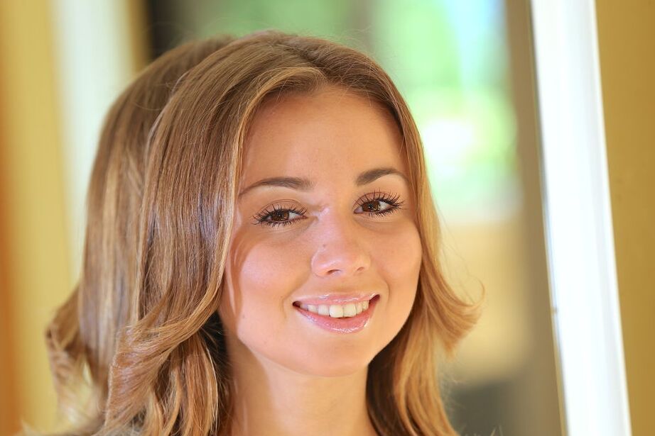 16P La guapa Linda Chase se desnuda y posa delante del espejo