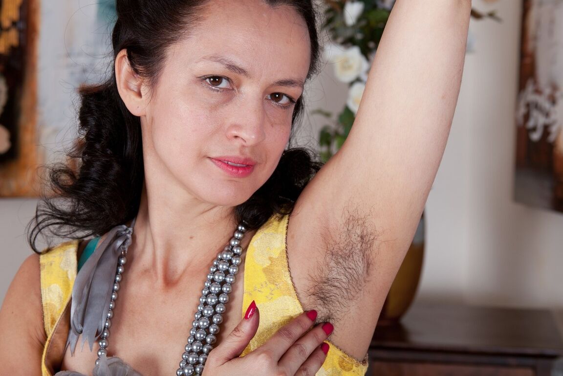 16P La femme poilue Tracey Anne écarte grand son buisson humide avec des ongles rouges