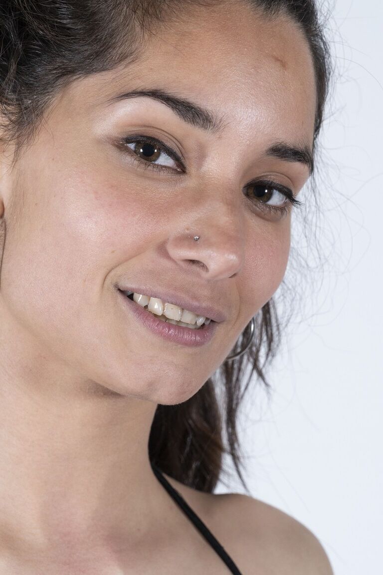 21P Sexy Amateurin Tiffany zeigt ihre haarige Möse und reitet auf einem lila Sexspielzeug