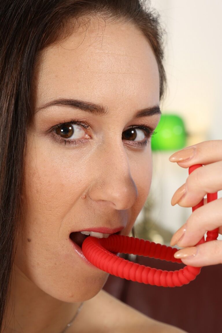 16P Dunkelhaariges Babe Sissy spielt mit einem Dildo in ihrer Muschi