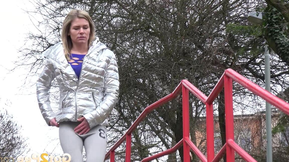 15P Claudia relieves her piss desperation in the city