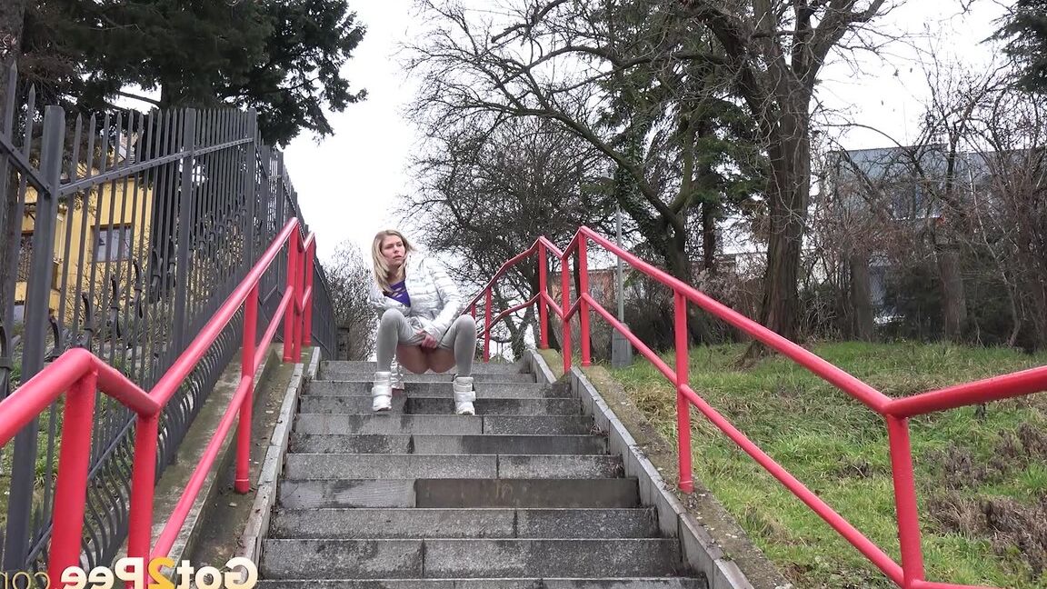 15P Claudia relieves her piss desperation in the city