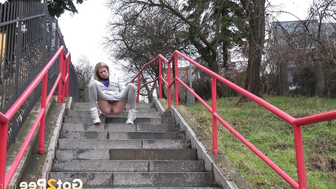 15P Claudia relieves her piss desperation in the city