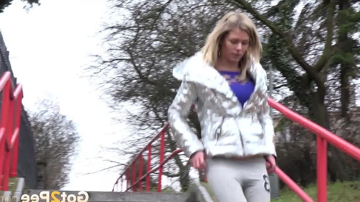 15P Claudia relieves her piss desperation in the city