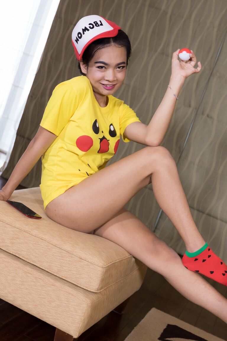 18P Pequena travesti adolescente Yoyo mostra seu pau