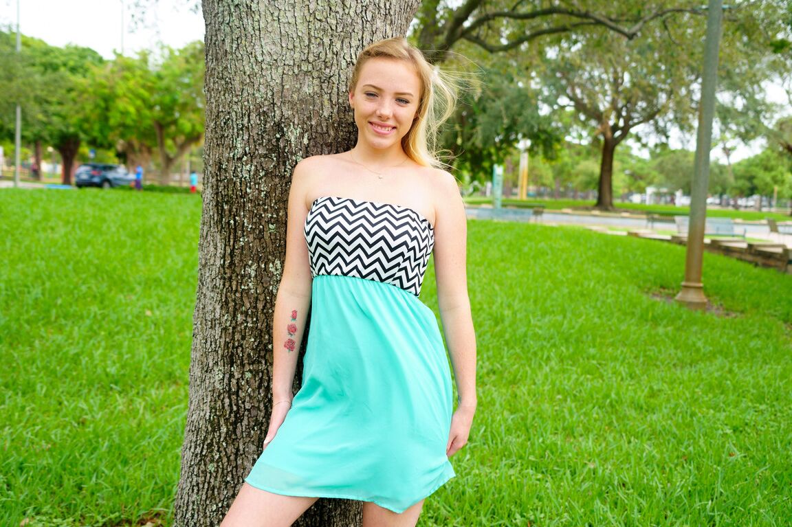 21P A doce adolescente Dixie levanta seu vestido e revela sua pequena vagina no parque