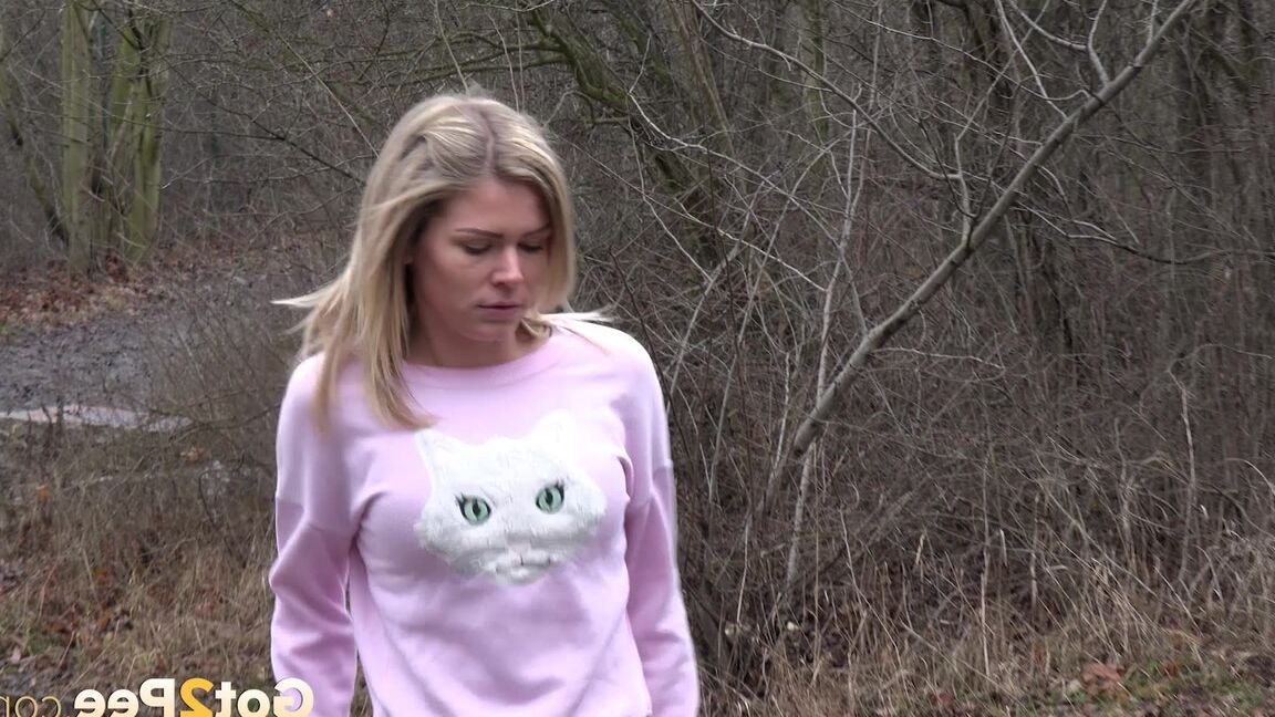 15P La blonde Claudia Macc pisse en urgence dans un égout pluvial