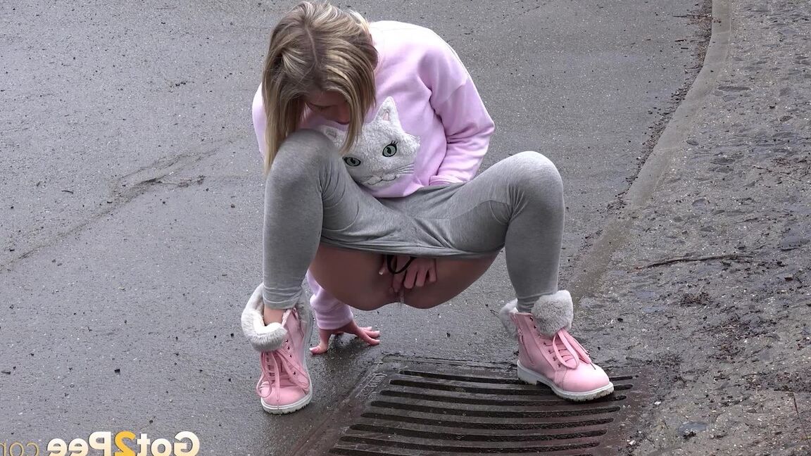 15P La blonde Claudia Macc pisse en urgence dans un égout pluvial