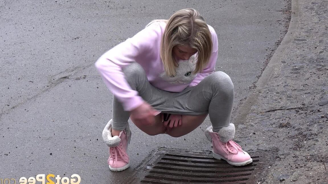 15P La blonde Claudia Macc pisse en urgence dans un égout pluvial