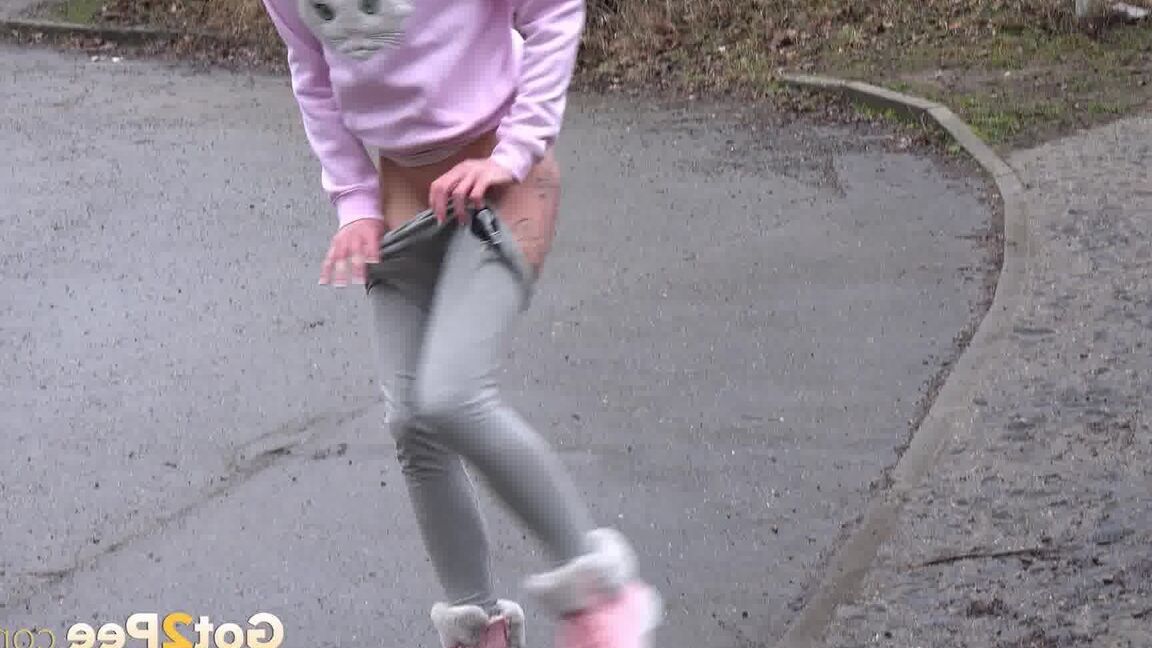 15P La blonde Claudia Macc pisse en urgence dans un égout pluvial