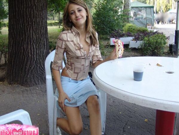 10P Jovem loira amadora tomando sorvete posando sem nudez em público