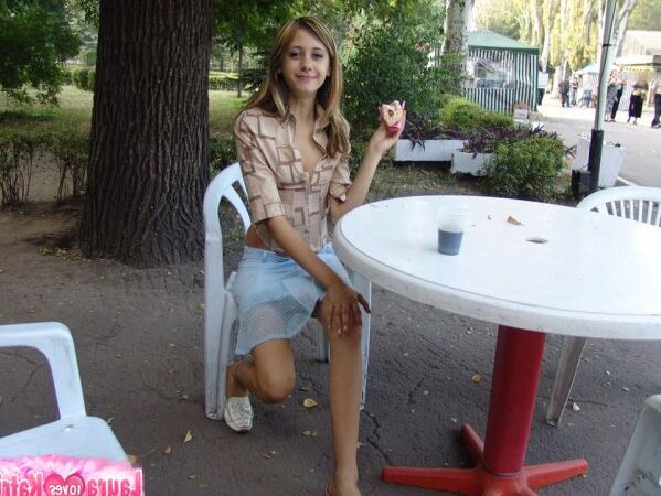 10P Jovem loira amadora tomando sorvete posando sem nudez em público