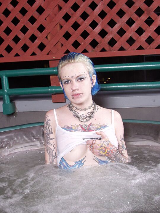 16P La chica muy tatuada Rachel Face posa desnuda en un jacuzzi