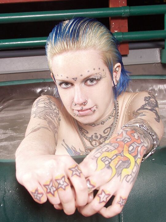 16P La chica muy tatuada Rachel Face posa desnuda en un jacuzzi