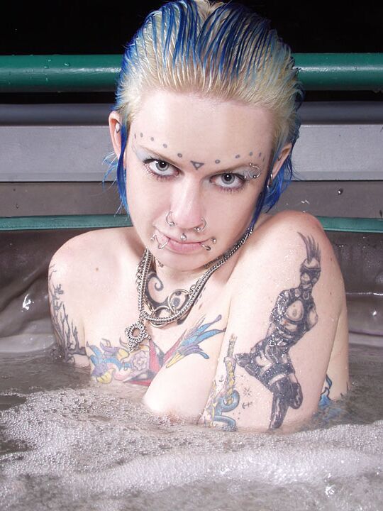 16P La chica muy tatuada Rachel Face posa desnuda en un jacuzzi