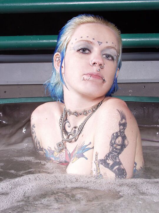 16P La chica muy tatuada Rachel Face posa desnuda en un jacuzzi