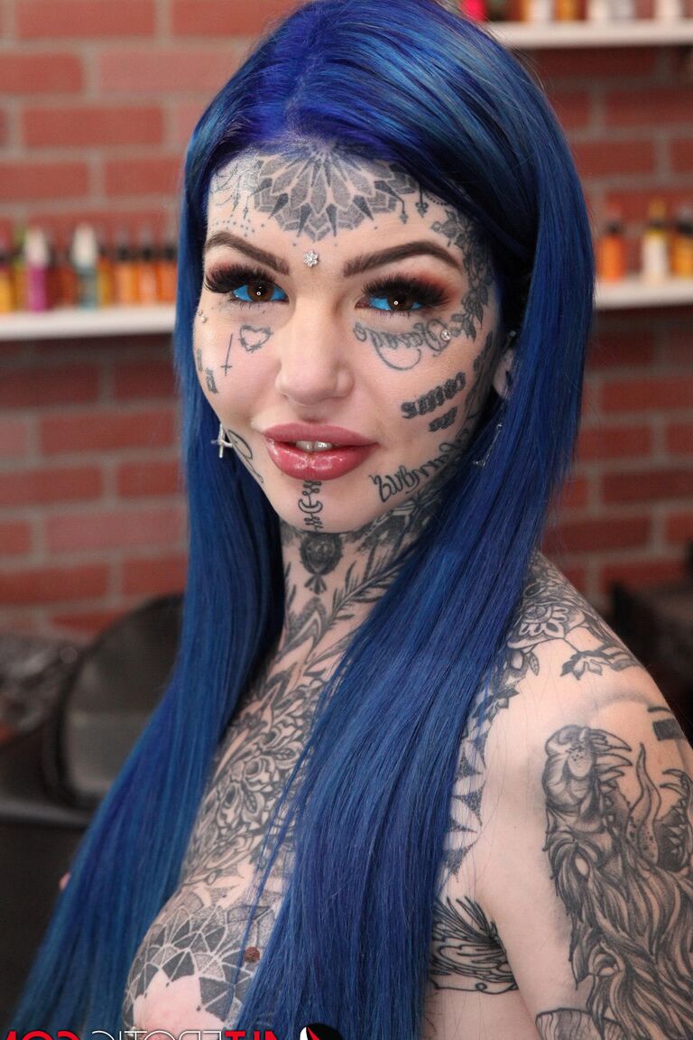 16P Garota fortemente tatuada, Amber Luke, posa nua em uma loja de tatuagem