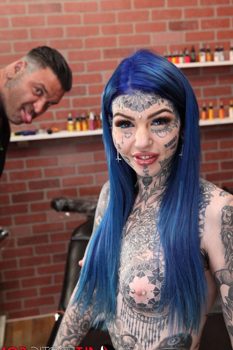 16P Garota fortemente tatuada, Amber Luke, posa nua em uma loja de tatuagem