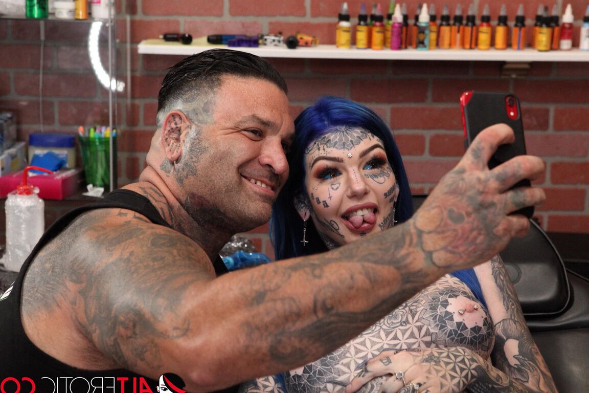 16P Garota fortemente tatuada, Amber Luke, posa nua em uma loja de tatuagem