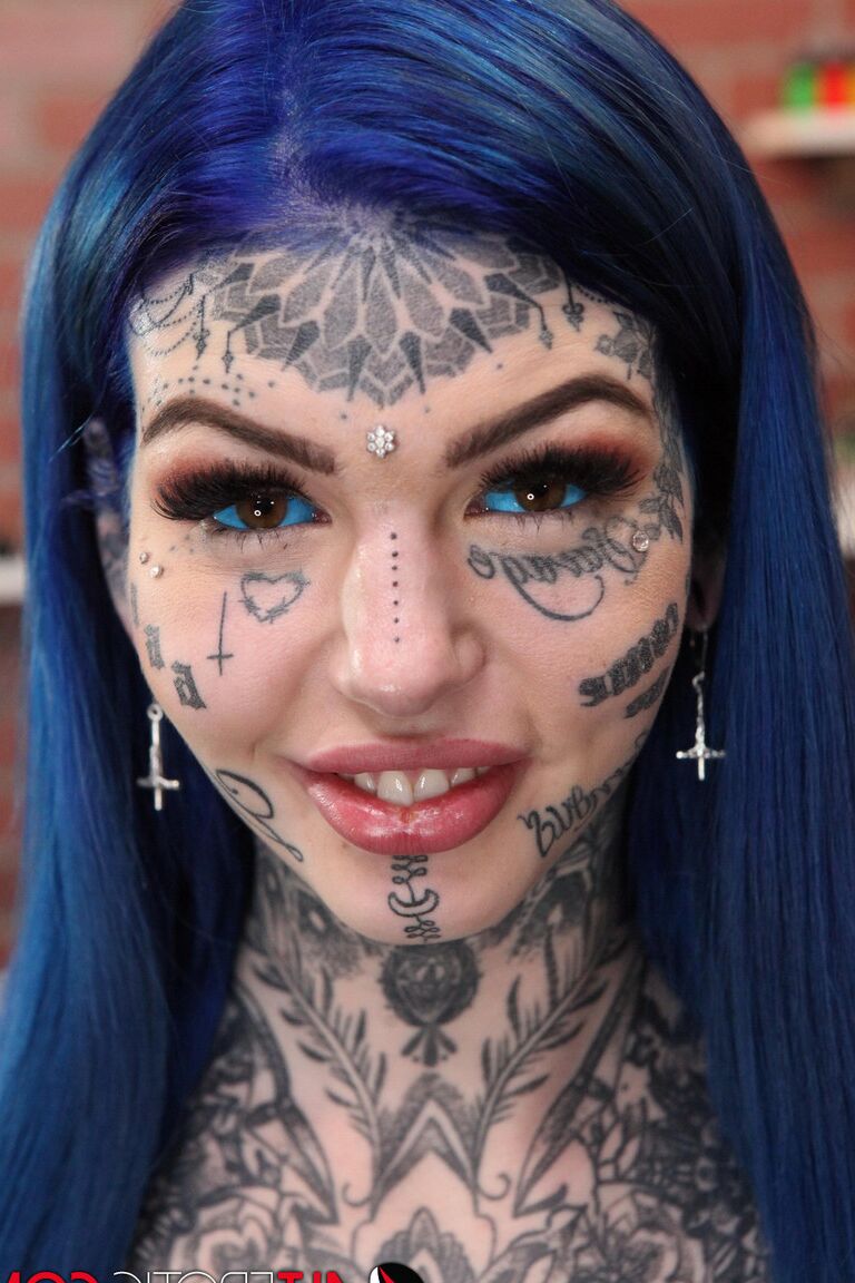 16P Garota fortemente tatuada, Amber Luke, posa nua em uma loja de tatuagem
