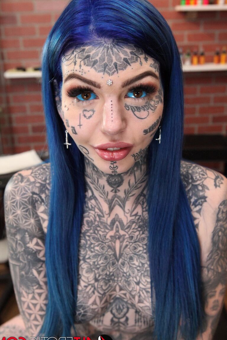 16P Garota fortemente tatuada, Amber Luke, posa nua em uma loja de tatuagem