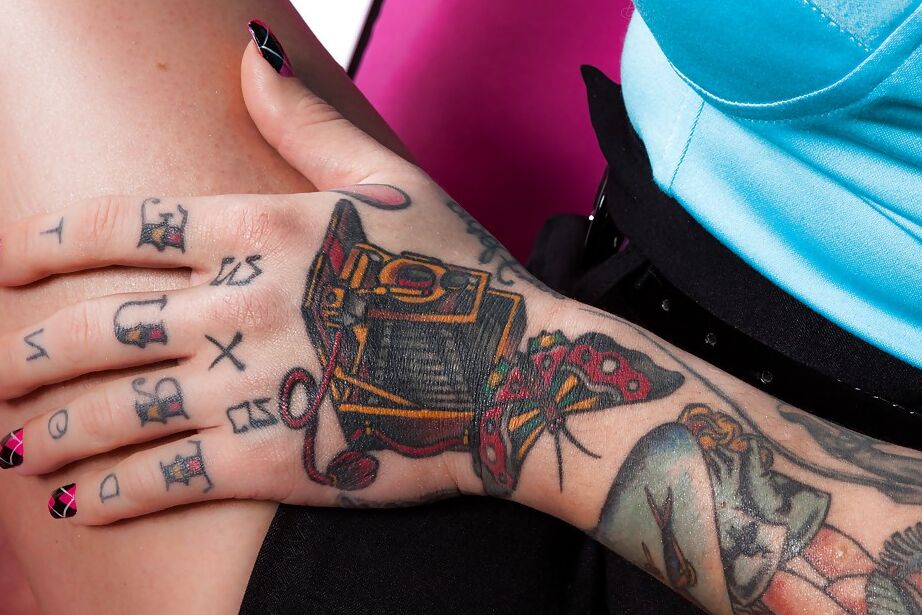16P Burning Angel, une jeune femme tatouée et plantureuse, joue avec sa chatte rasée d'adolescente.