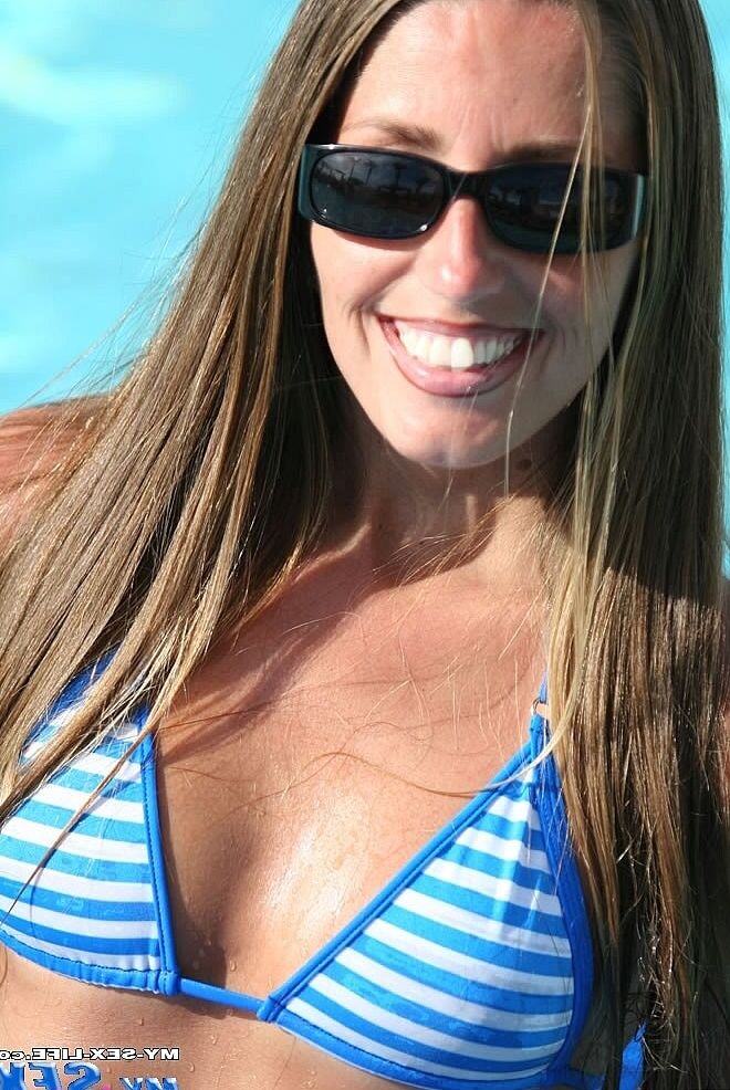 21P Bikini babe with sunglasses Lori Anderson flashes her tits at the public pool