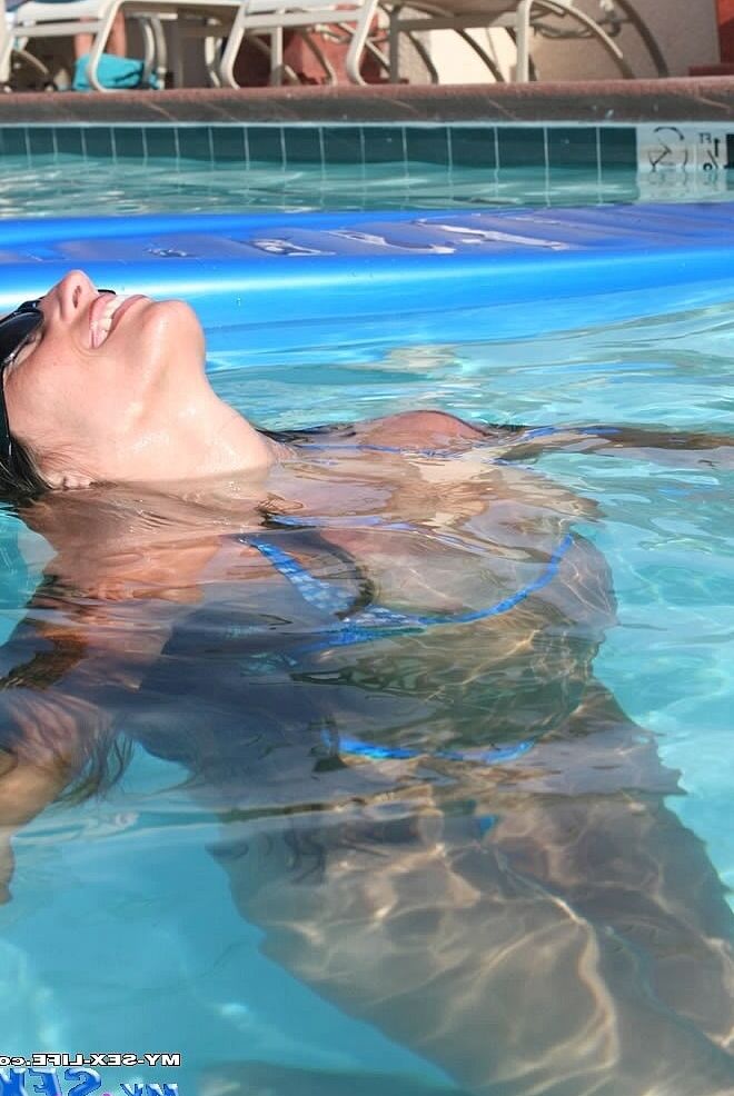21P Bikini babe with sunglasses Lori Anderson flashes her tits at the public pool