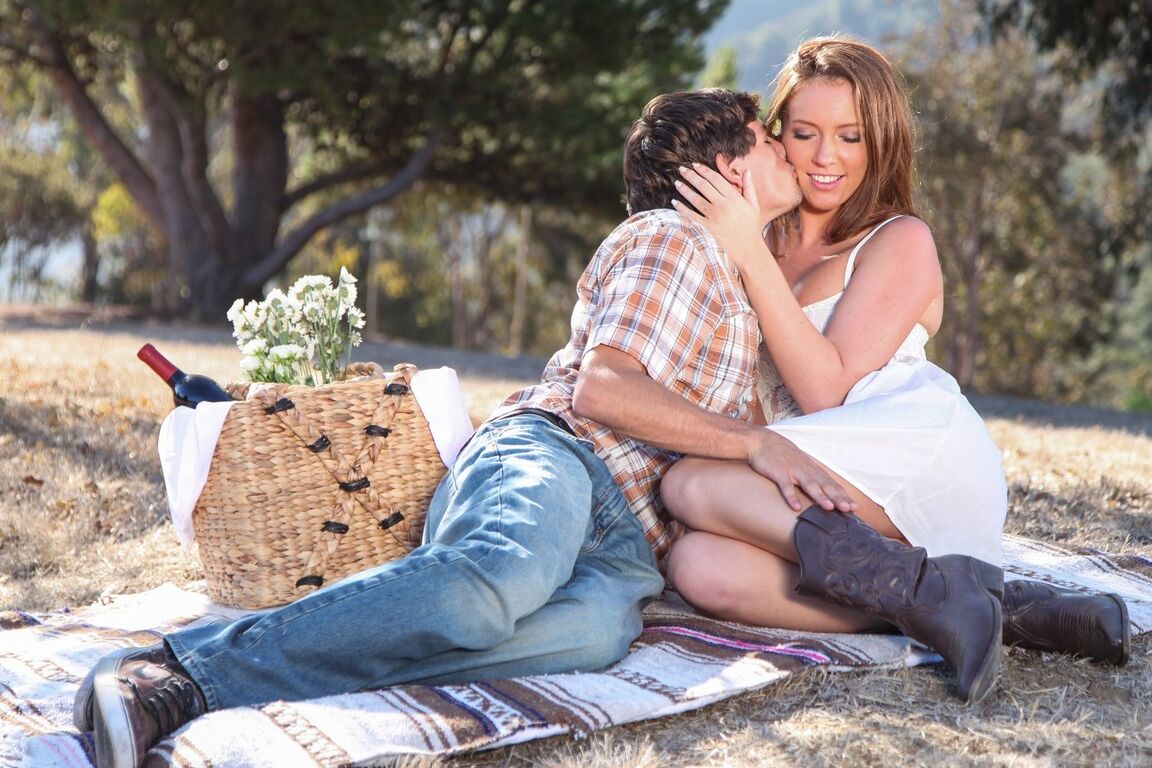 20P Hot girlfriend Maddy O'Reilly gets a proposal & fucks during a romantic date