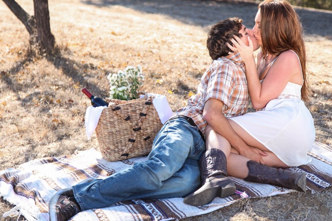 20P Hot girlfriend Maddy O'Reilly gets a proposal & fucks during a romantic date