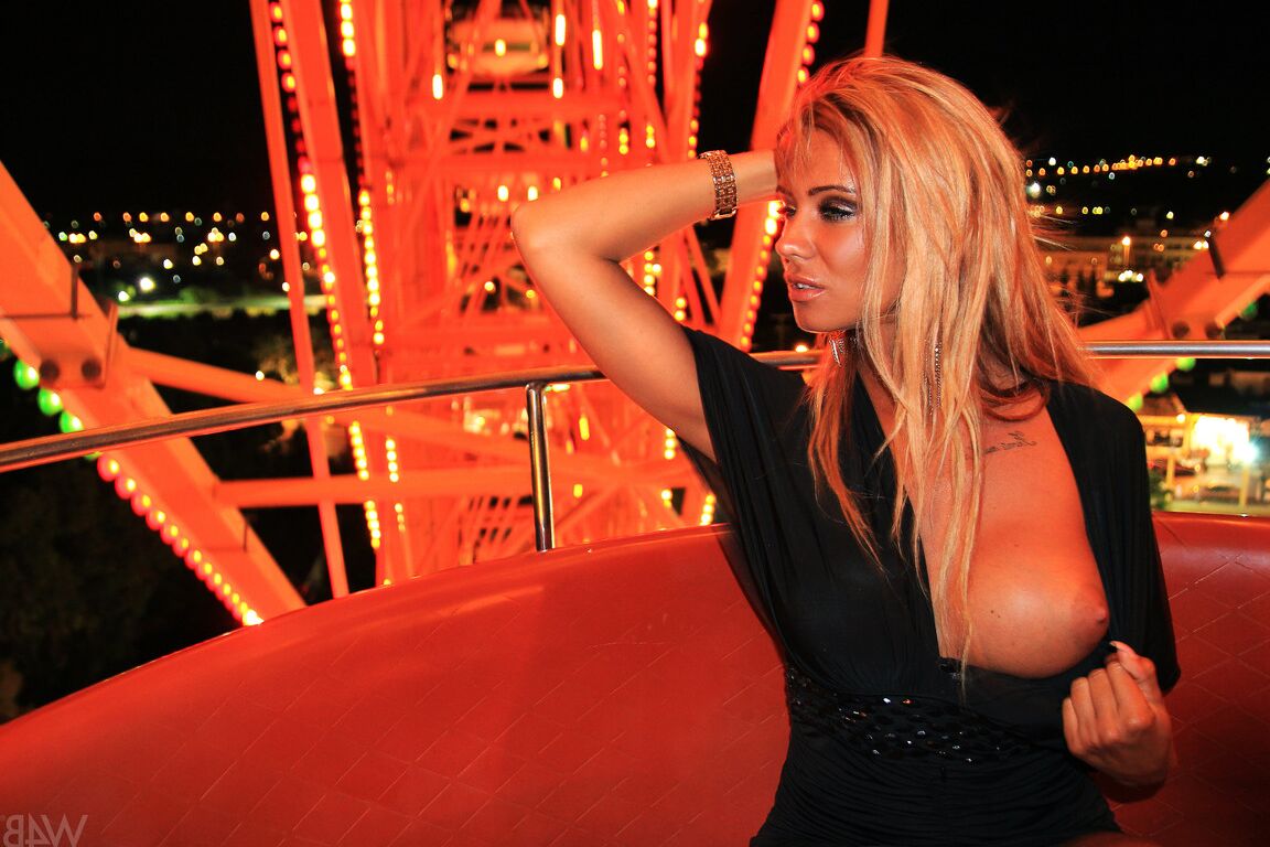 21P Adolescente com peitos grandes Ashley Bulgari mostra o seio