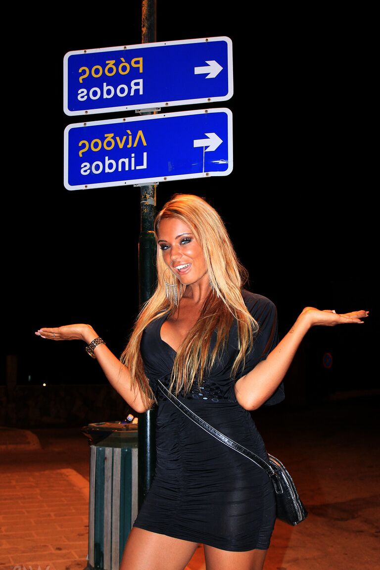 21P Adolescente com peitos grandes Ashley Bulgari mostra o seio