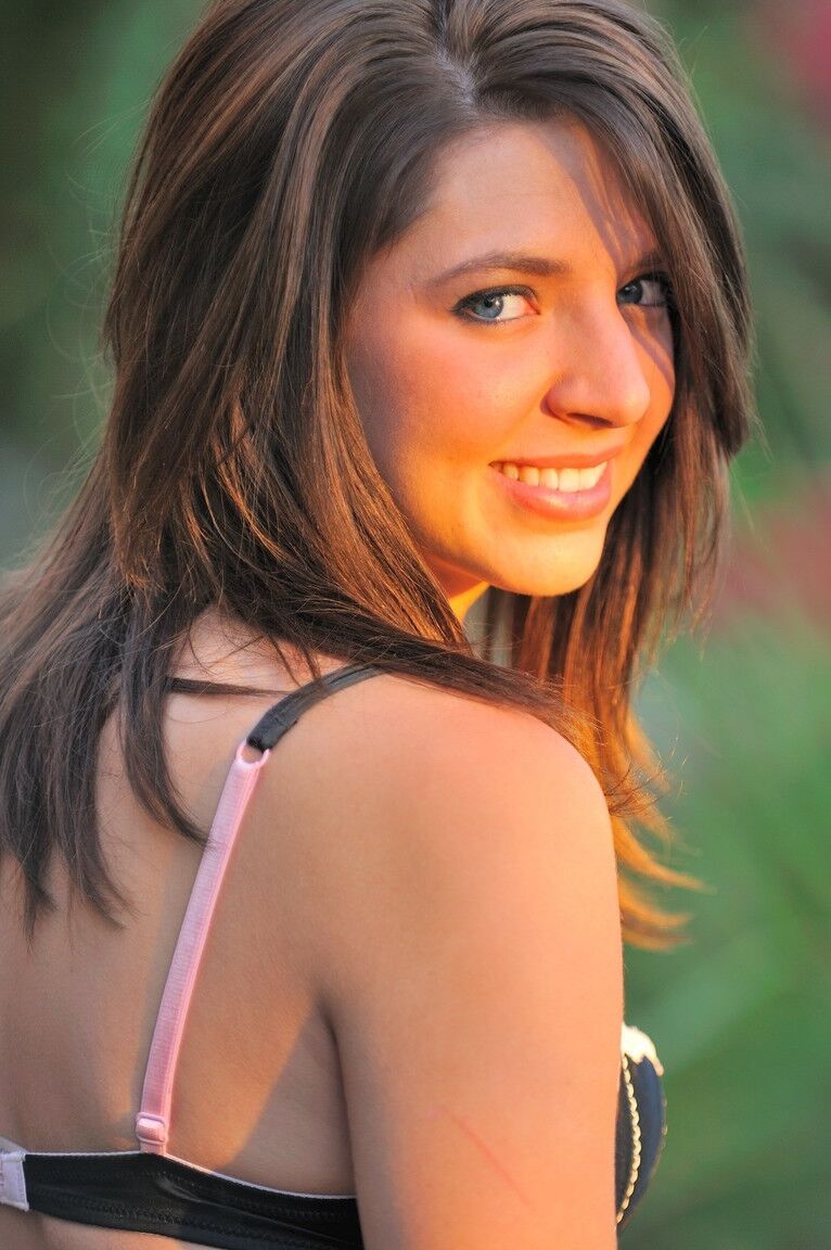 21P A glamorosa gata Madeline tira seu vestido gostoso ao ar livre e posa nua