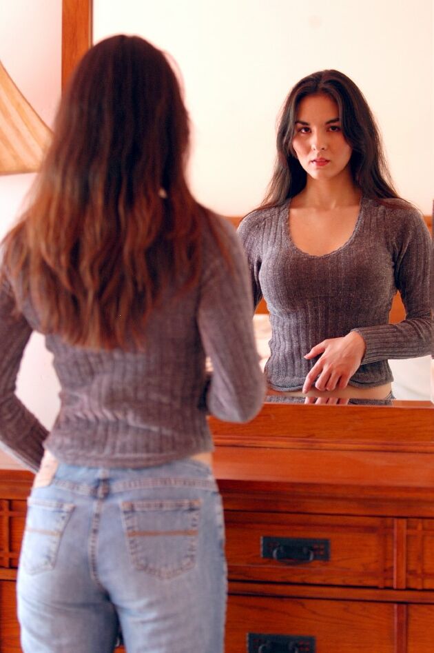 21P A gata amadora Sasha mostra seu corpo sexy depois de mostrar seus belos seios ao ar livre