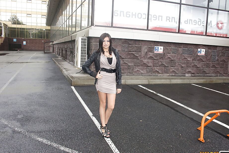 16P Linda morena adolescente de salto alto fazendo upskirt ao ar livre