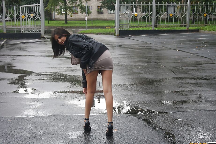 16P Linda morena adolescente de salto alto fazendo upskirt ao ar livre