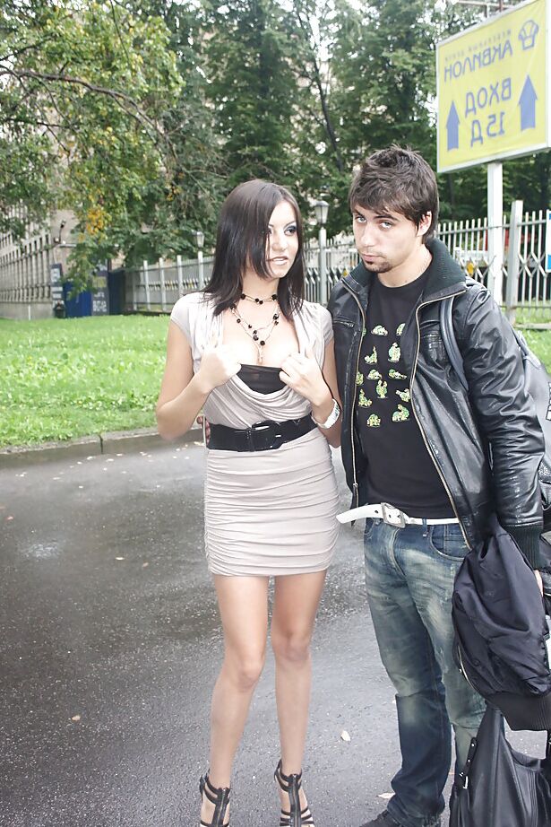 16P Linda morena adolescente de salto alto fazendo upskirt ao ar livre