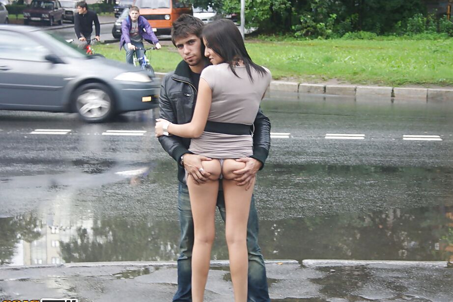 16P Linda morena adolescente de salto alto fazendo upskirt ao ar livre