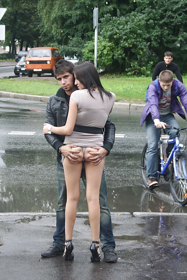 16P Linda morena adolescente de salto alto fazendo upskirt ao ar livre