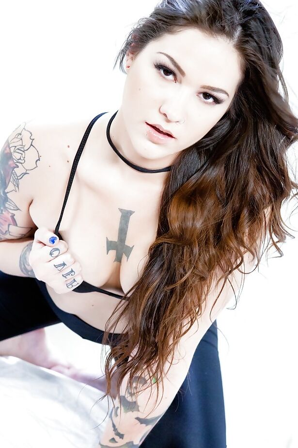 16P Gostosa tatuada de legging ficando nua e provocando sua fenda