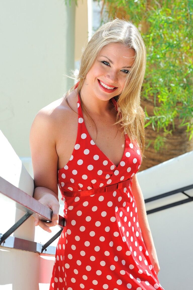 21P Babe with red lipstick Carolyn masturbates on the balcony and strips