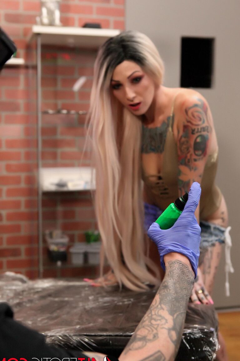 16P A loira com tinta Sully Savage sopra seu tatuador para trabalhar de graça em sua vagina