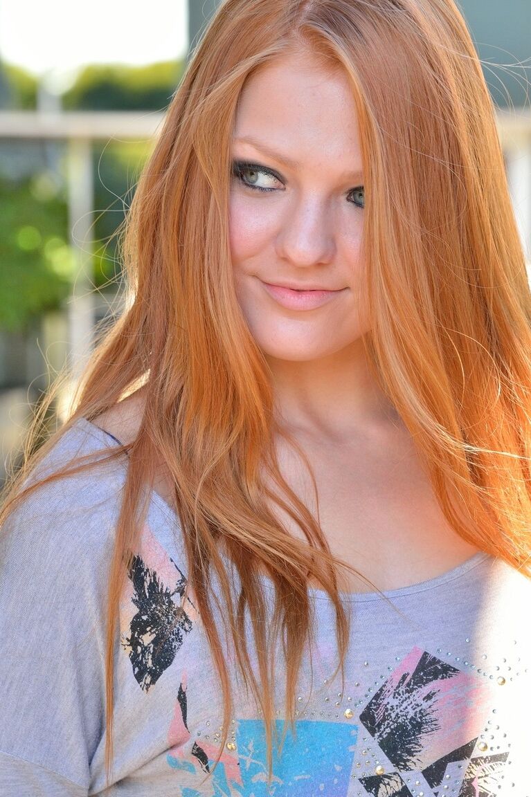 21P Redheaded babe Farrah shows her lovely titties and fine butt in public