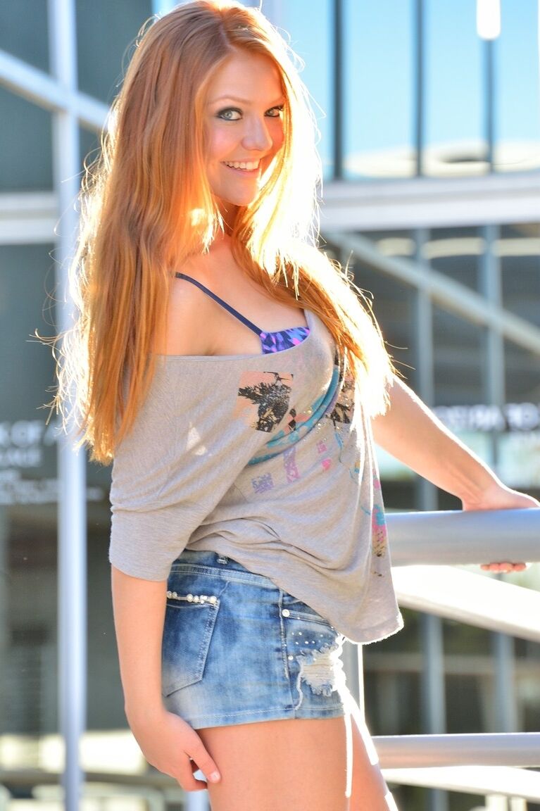21P Redheaded babe Farrah shows her lovely titties and fine butt in public