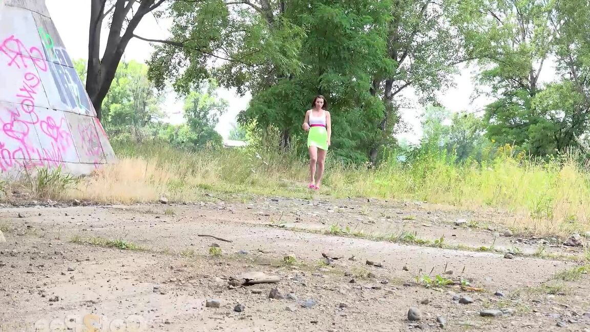 15P 白人少女ヴィコリア・ダニエルズが高架下で放尿しながらハゲのおまんこを見せる