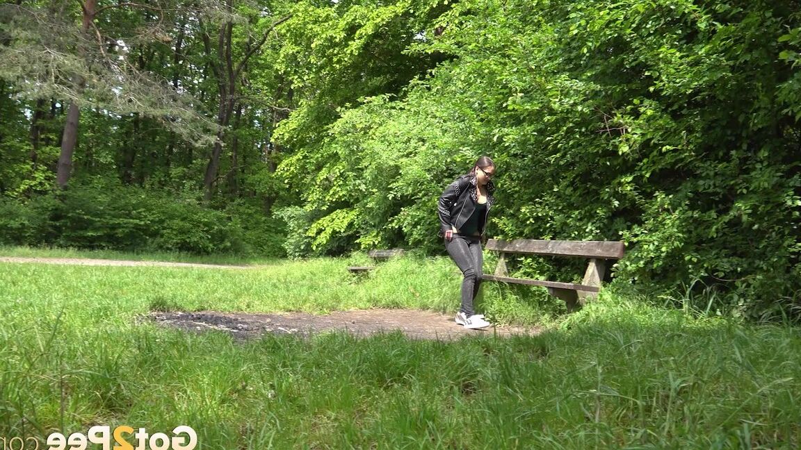 15P ブルネットのひよこバーベが散歩道の横のベンチで小便する