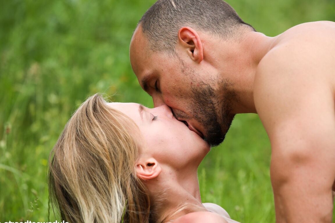 21P La jeune blonde Candy Teen profite de relations sexuelles hardcore avec un beau boxeur en extérieur