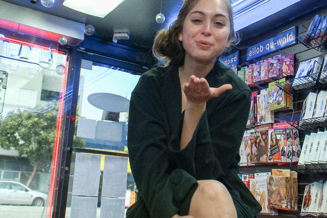 21P Slim adolescente Riley Reid é amarrada e fodida em um gangbang violento de sex shop